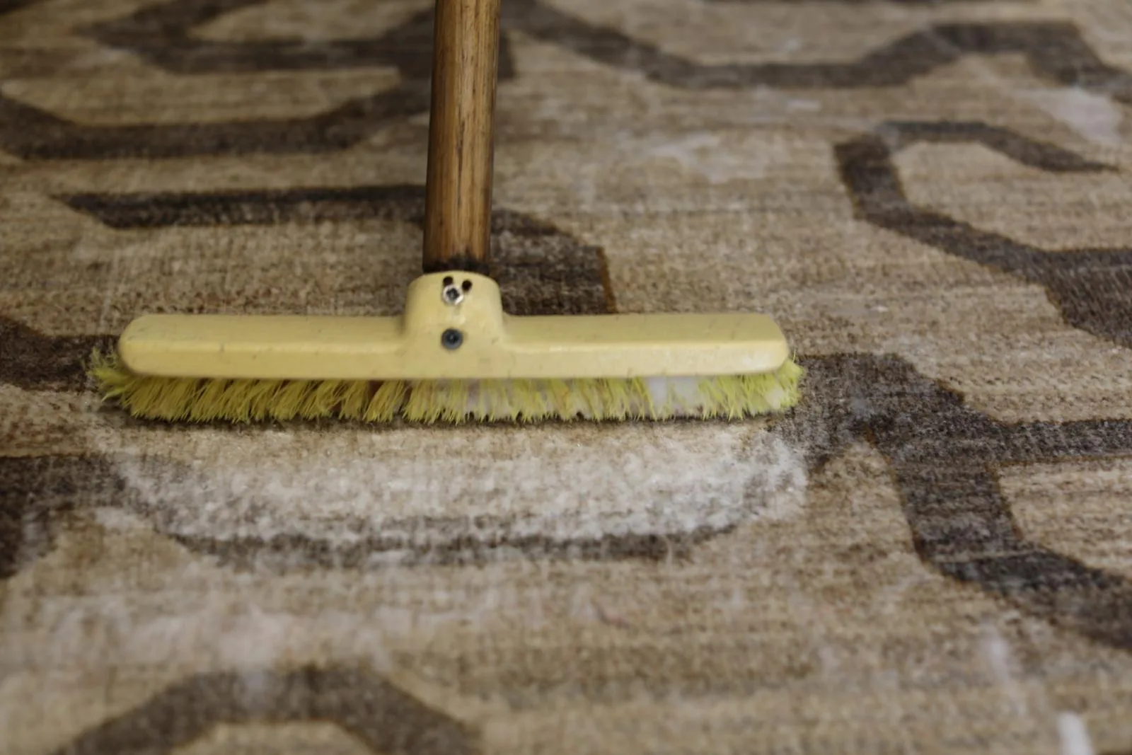 Travail de brossage manuel d’un tapis
