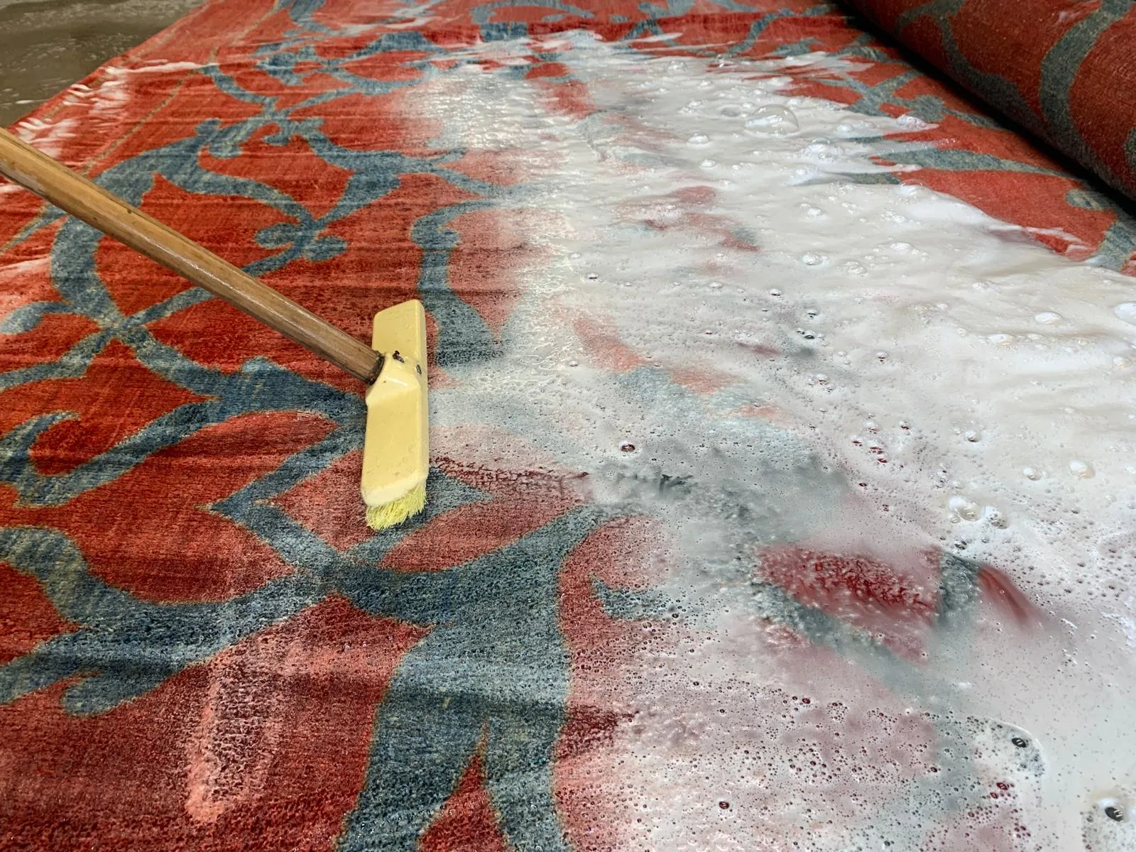 Lavage d’un tapis rouge