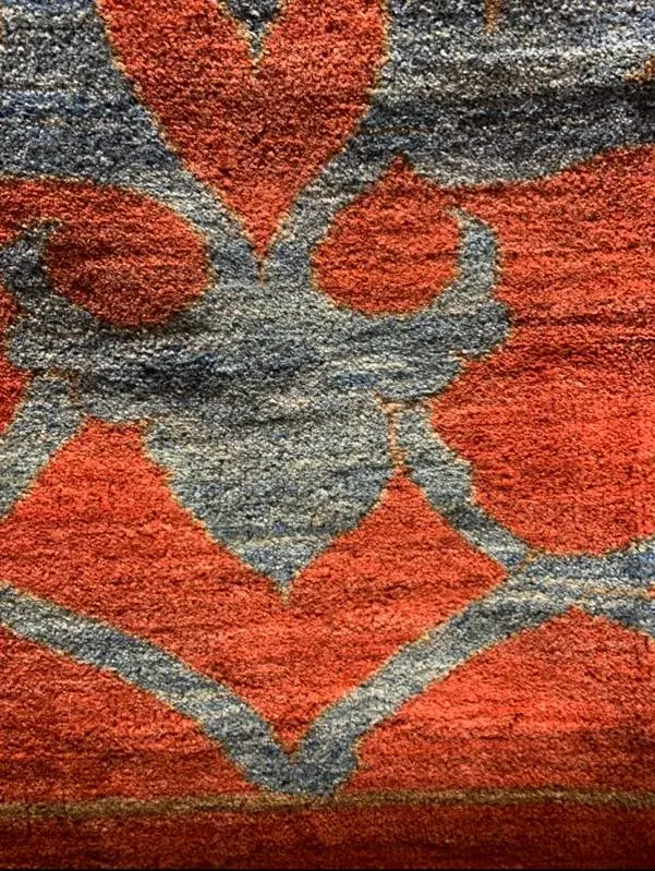 Détail des motifs et de la texture d’un tapis rouge