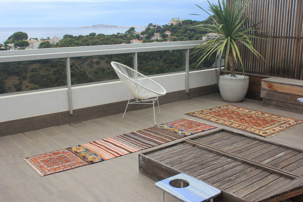 , Comment préserver les couleurs vives de vos tapis malgré la pollution urbaine